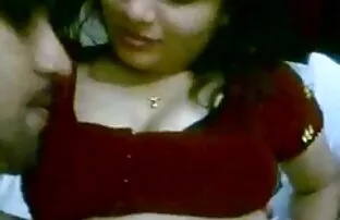 সুন্দর স্বর্ণকেশী ভগ একটি মোটরসাইকেল চালানো