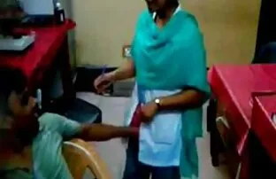 টেকনিশিয়ান নাতনীকে নিয়ে হাসপাতালের ডাক্তার সোনিমুড়ি সেক্স দাদায় অভিনয় করেন