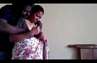 ভিডিওর একটি প্লট সহ এই বৃদ্ধ মহিলার সাথে এক যুবক