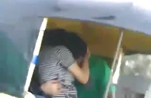 গাড়িতে চুমু খায়। গুদ চোদা