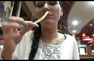 ইয়াং গার্লস খাওয়া
