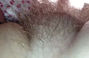 নরম fluffy এর গাদা বন্ধ করুন। কড়া লোমশ ভগ